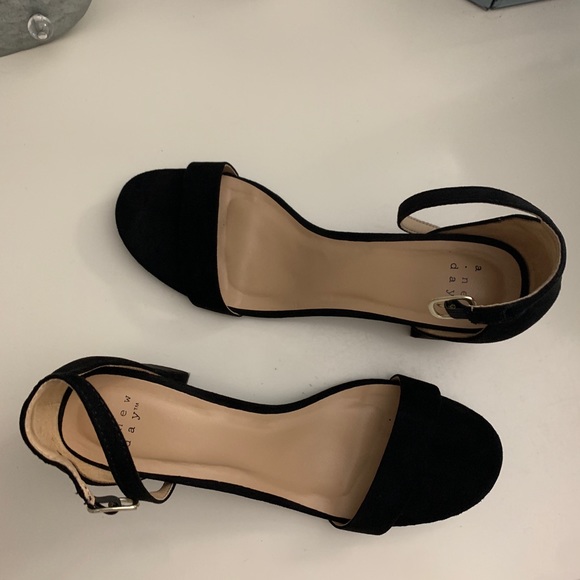 Short black heels - Picture 3 of 5